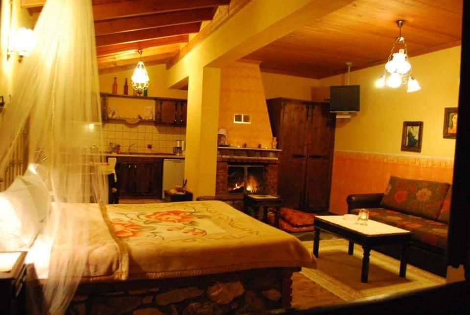 Hotel Tzivaeri à Likodhrómion Extérieur photo
